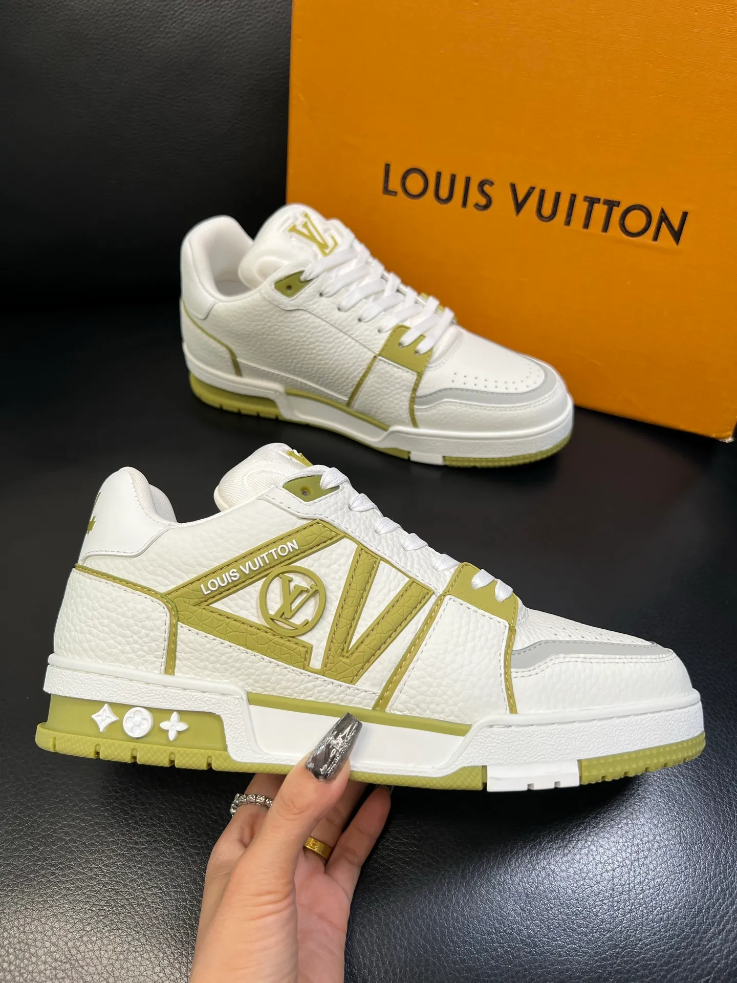 Men's shoes 💰900 Lv top purchasing agent Louis Vuitton, sports sneakers counter synchronization, uppers imported from Italy, high-quality splicing colorful complex crafts, imported mesh pads are soft and comfortable, soles: original soles specially provided by the original factory, T men's shoes 💰U exclusive movable molded soles super comfortable, original factory and single goods, high quality, welcome to compare, code number 39-44 (customized 38 45)